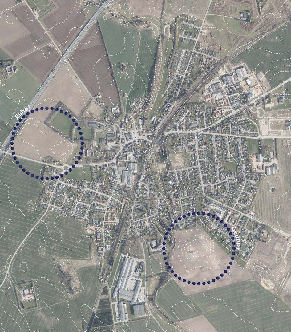 Luftfoto fra 2021 med markering af de to historiske høje, Gedhøj og Eshøj